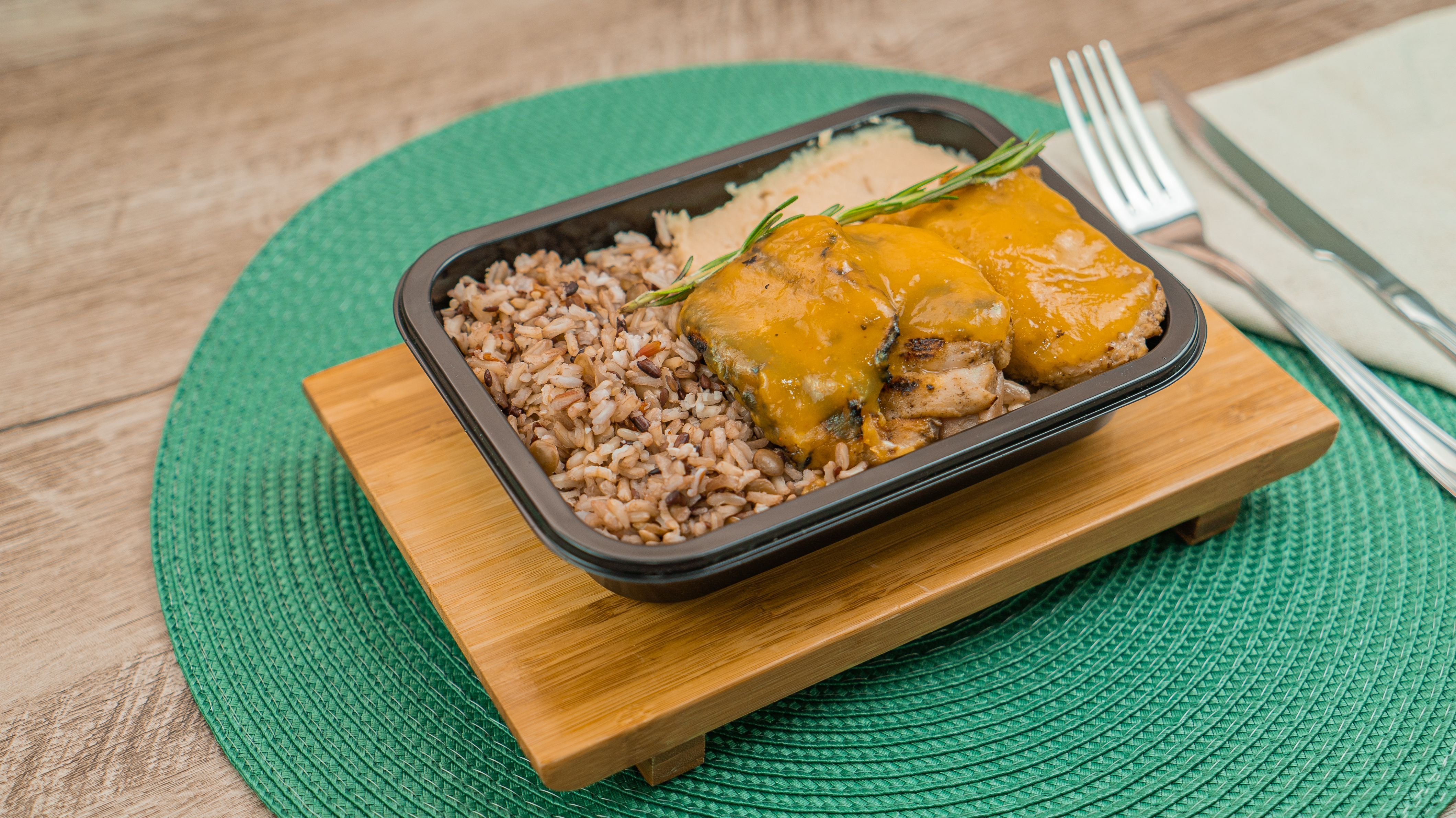 Sobrecoxas desossadas ao molho de laranja