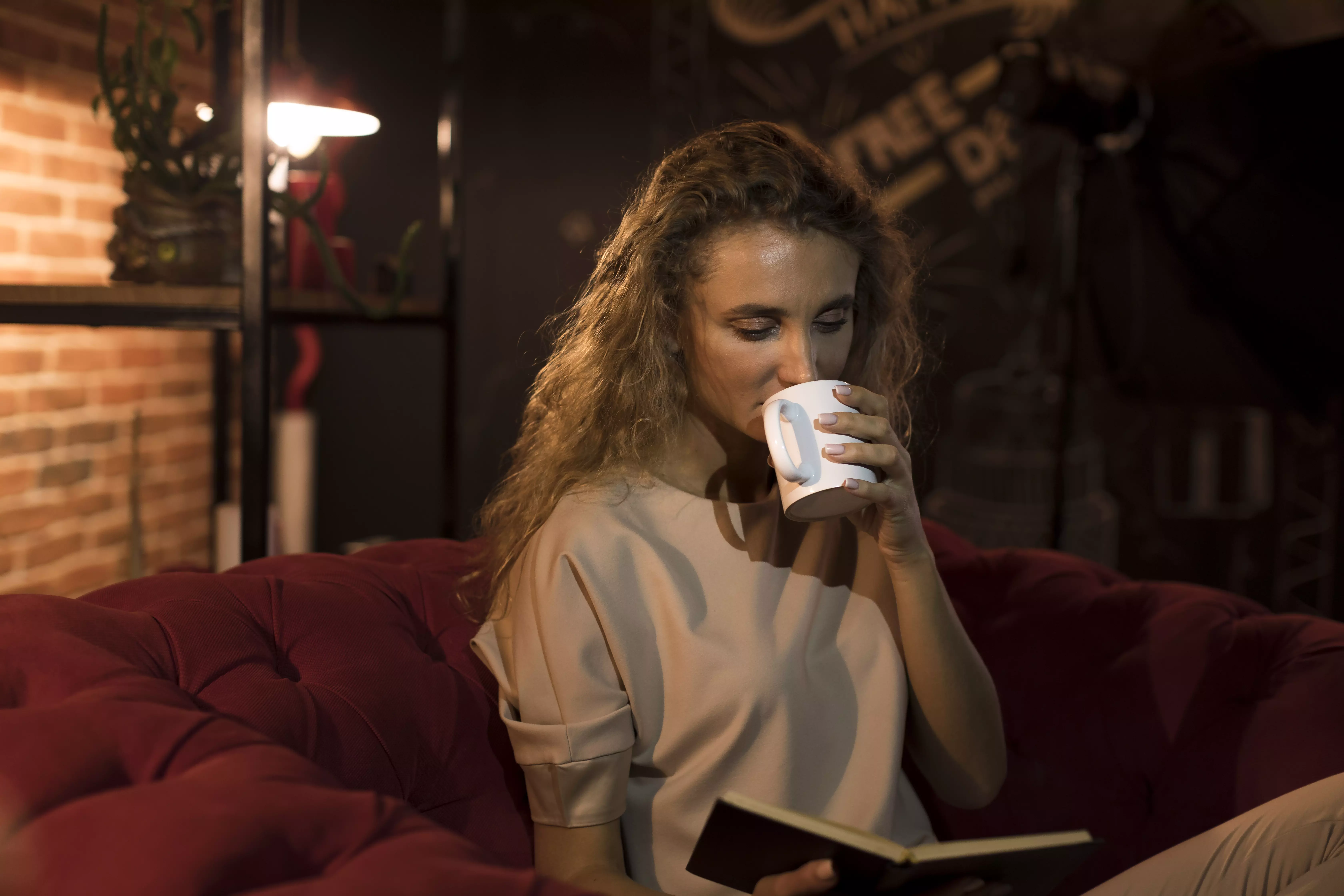 mulher tomando café e lendo