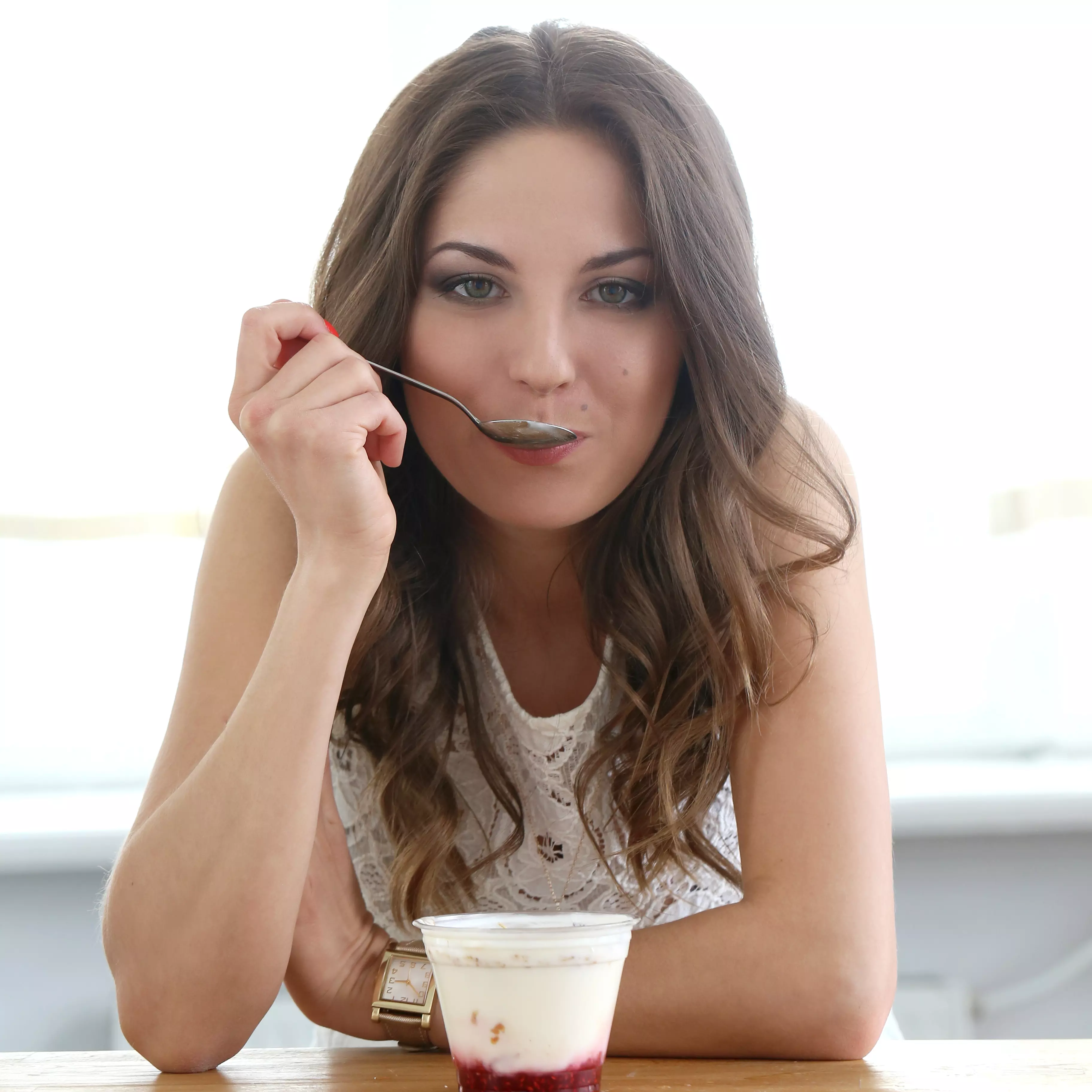 mulher tomando iogurte