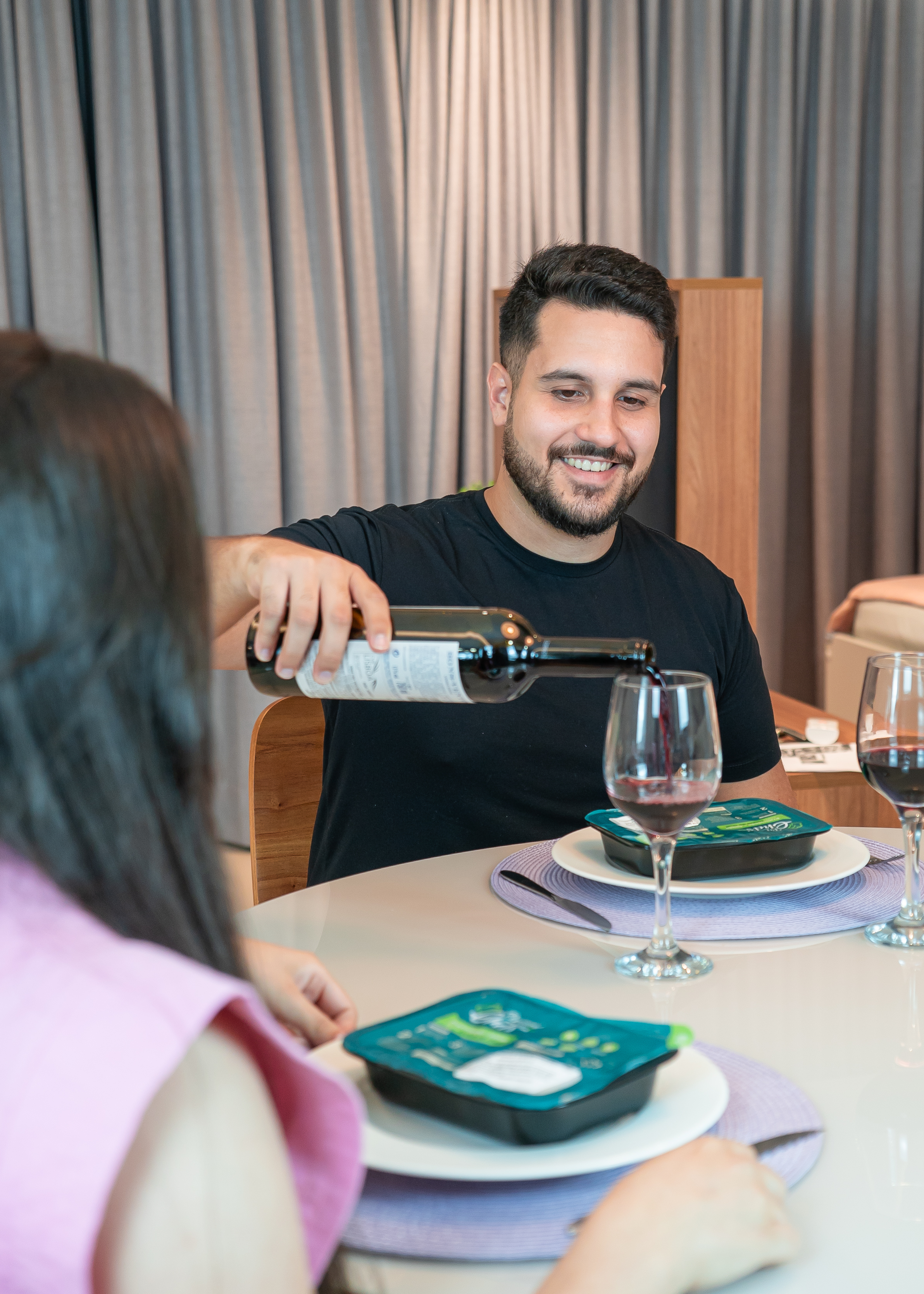 Mesa posta com marmita saudável