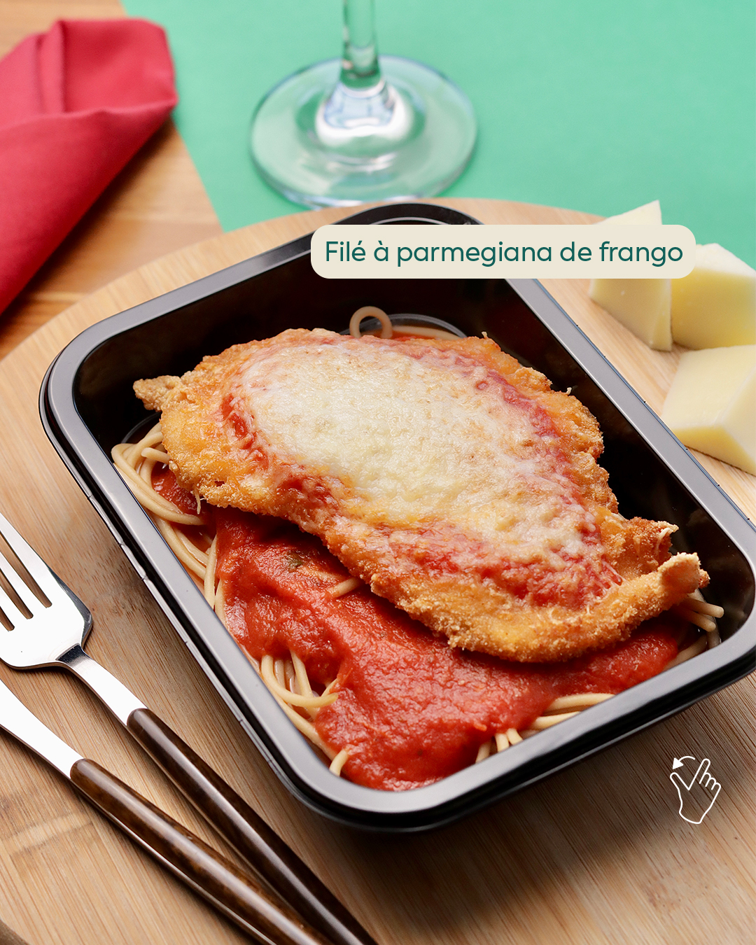 Filé à parmegiana de frango com espaguete ao molho de tomate