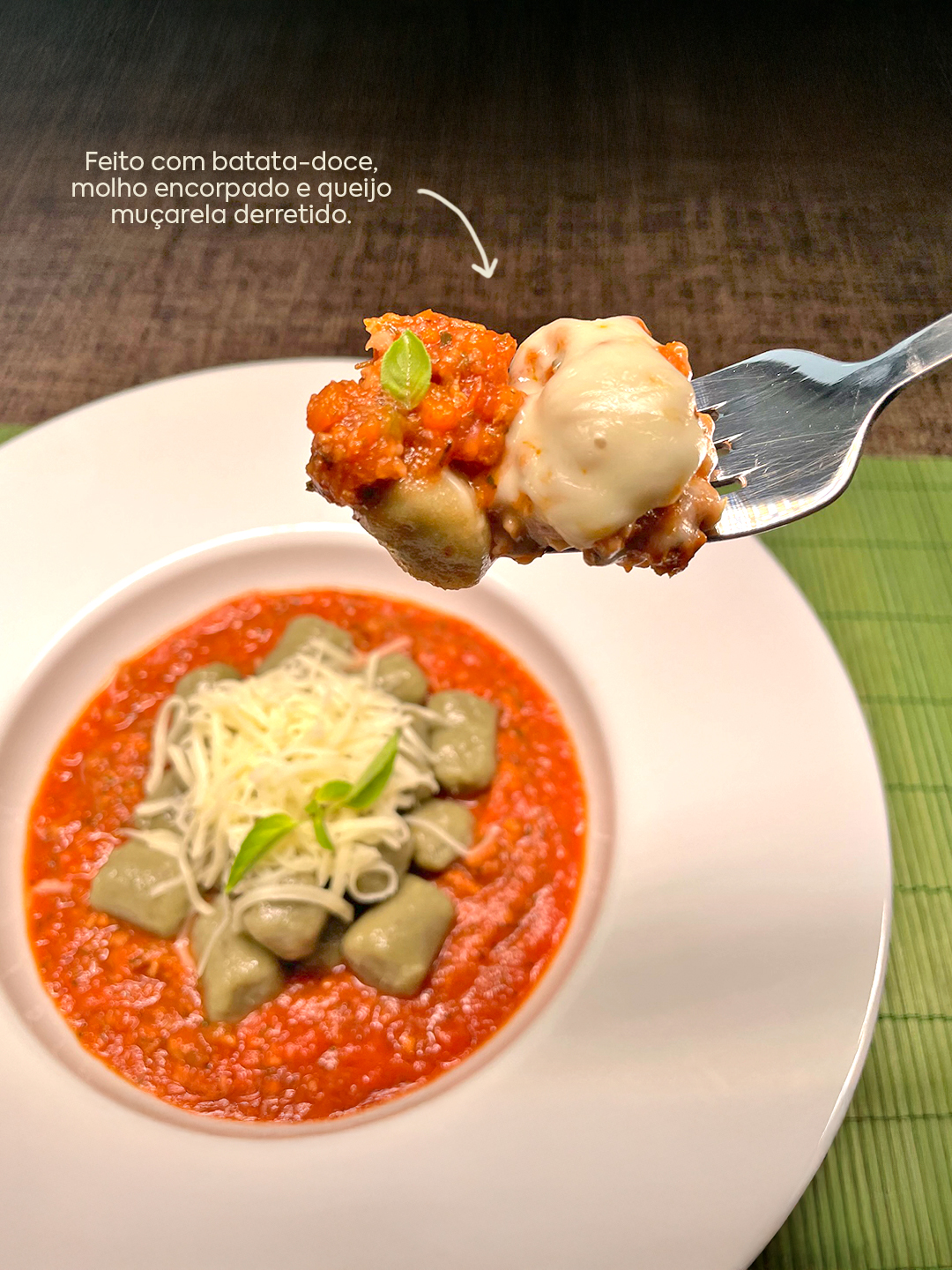 Nhoque de manjericão à bolonhesa com queijo