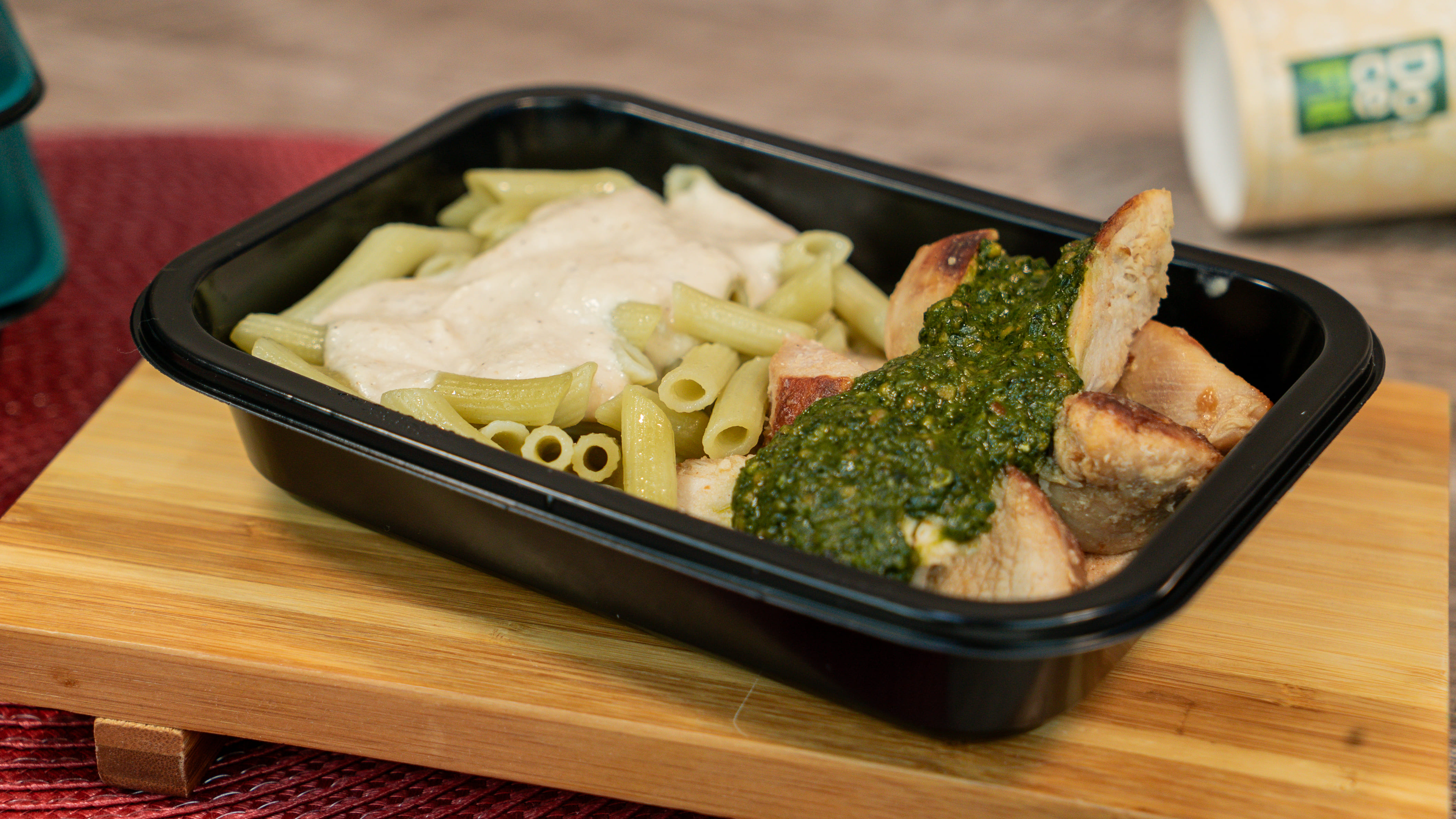 Fil&eacute; de frango ao Pesto de r&uacute;cula com penne tradicional e molho tr&ecirc;s queijos