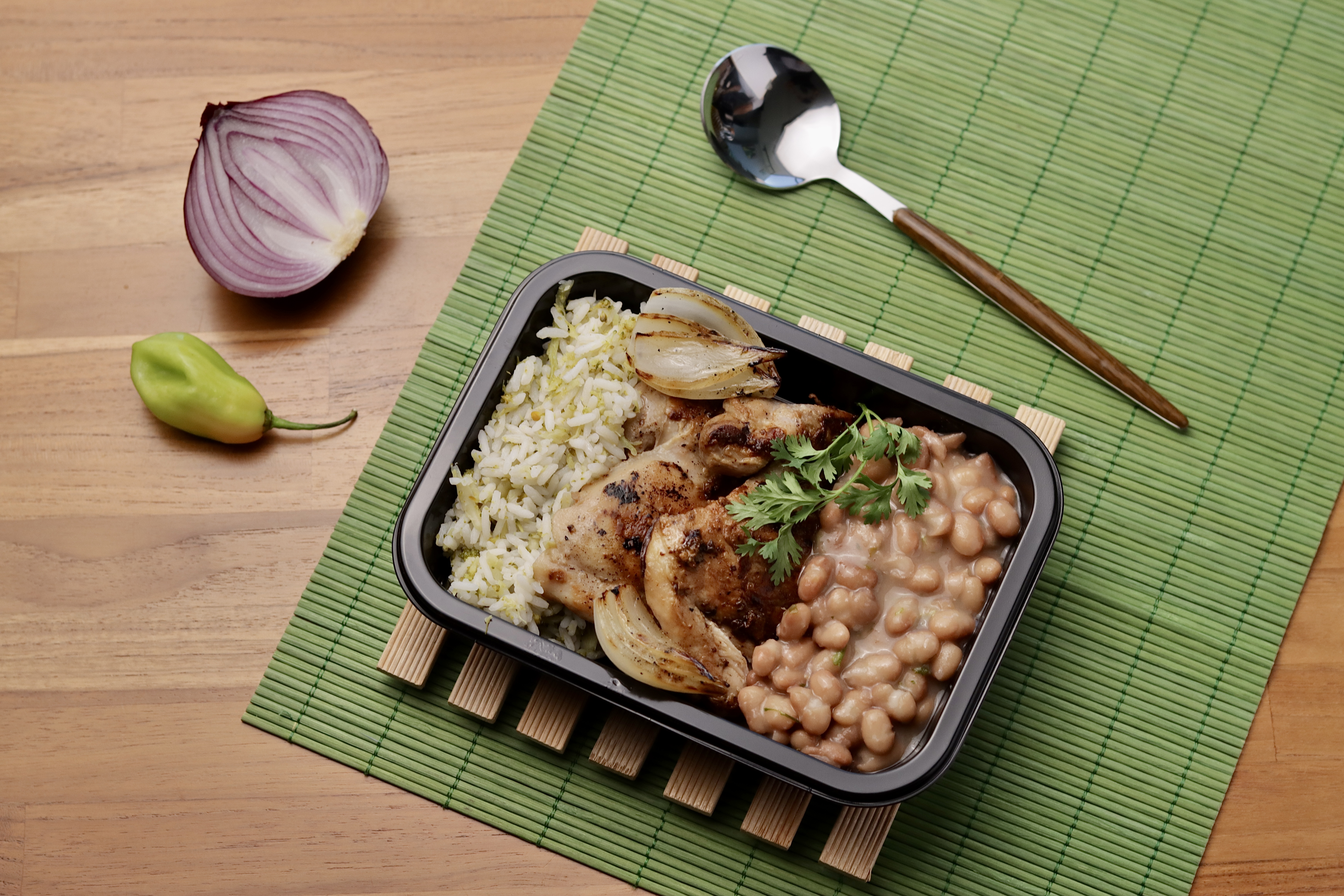 Frango caseirinho com feijão caseiro e arroz com brócolis