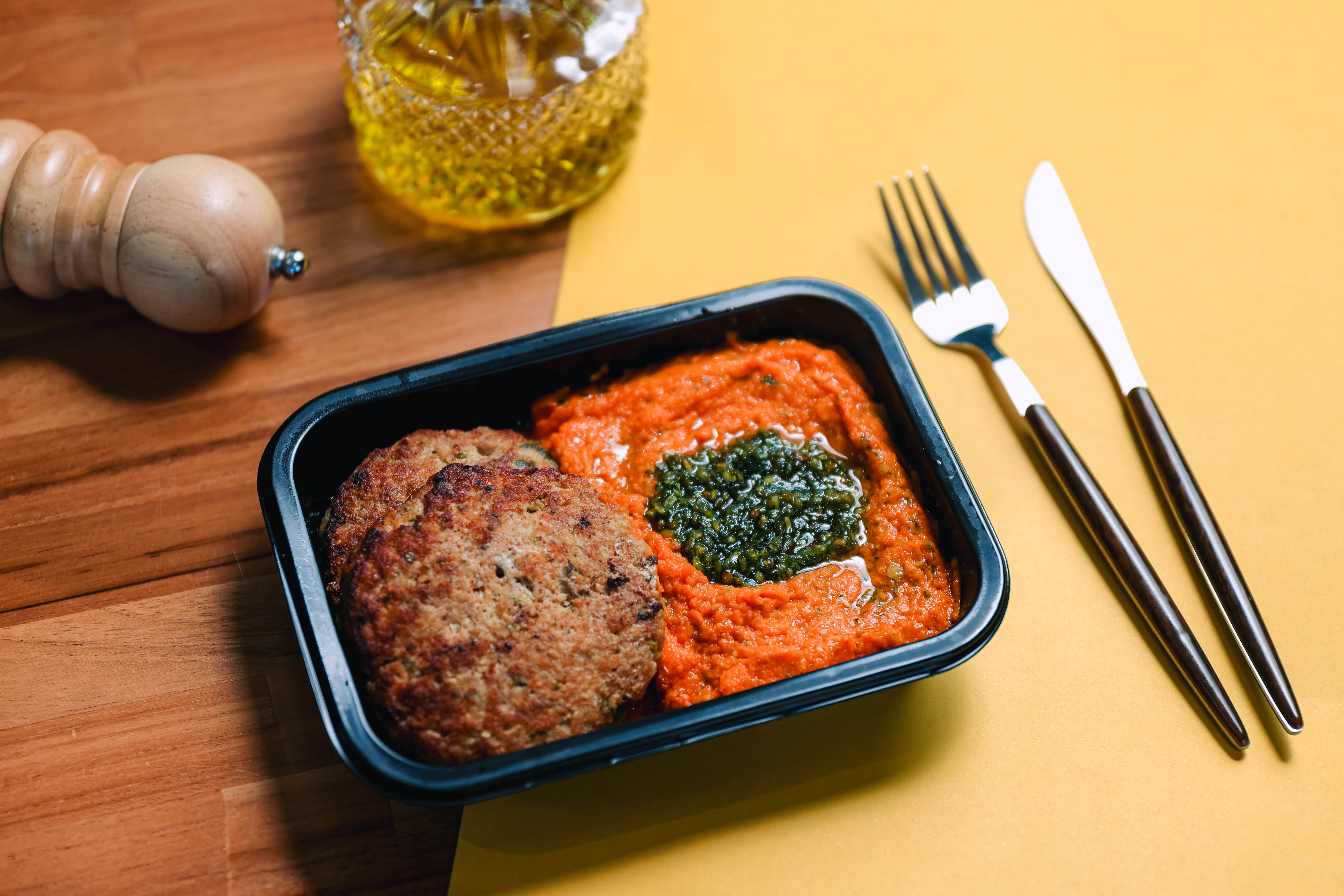 Burger de frango ao chimichurri com pur&ecirc; de cenoura