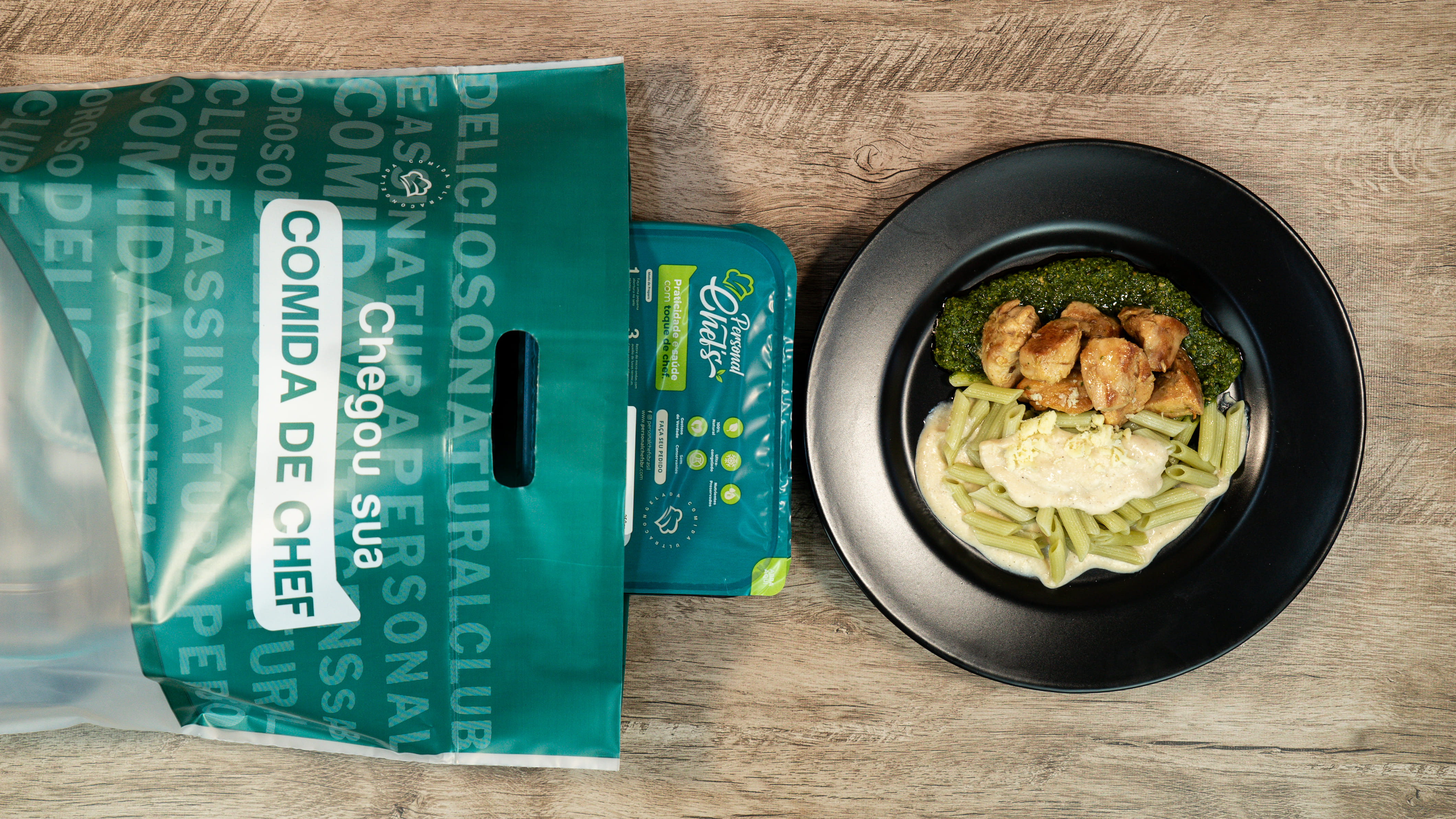 Fil&eacute; de frango ao Pesto de r&uacute;cula com penne tradicional e molho tr&ecirc;s queijos