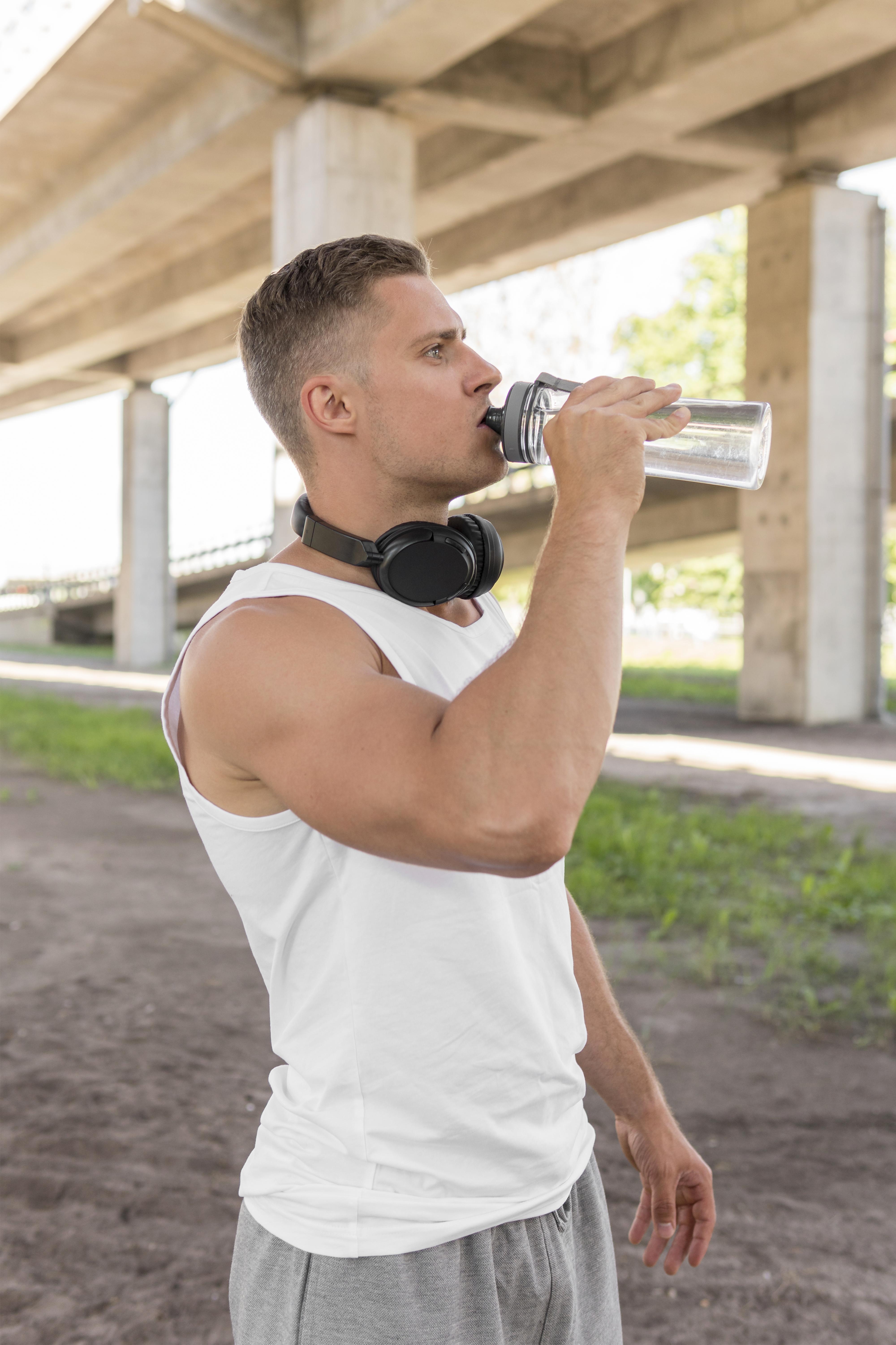 Homem praticando exerc&iacute;cio e tomando &aacute;gua