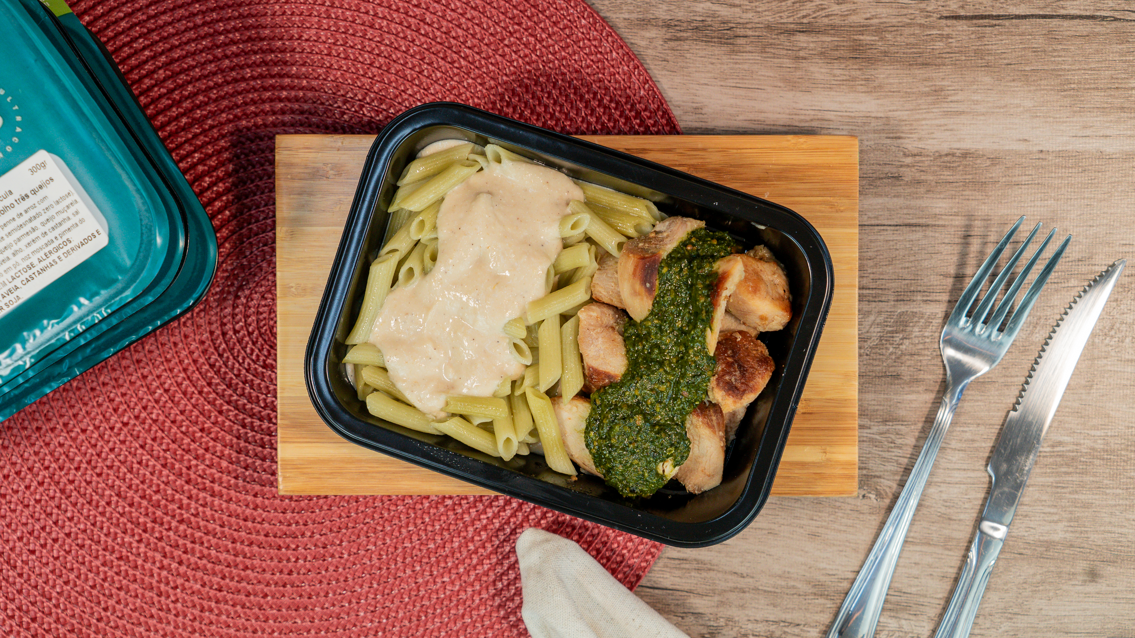 Fil&eacute; de frango ao Pesto de r&uacute;cula com penne tradicional e molho tr&ecirc;s queijos